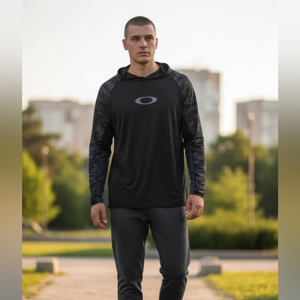 Oakley - Men’s Agility Hooded Shirt - Long-Sleeve - Size Large - Pre-Loved - Picture 3 of 5